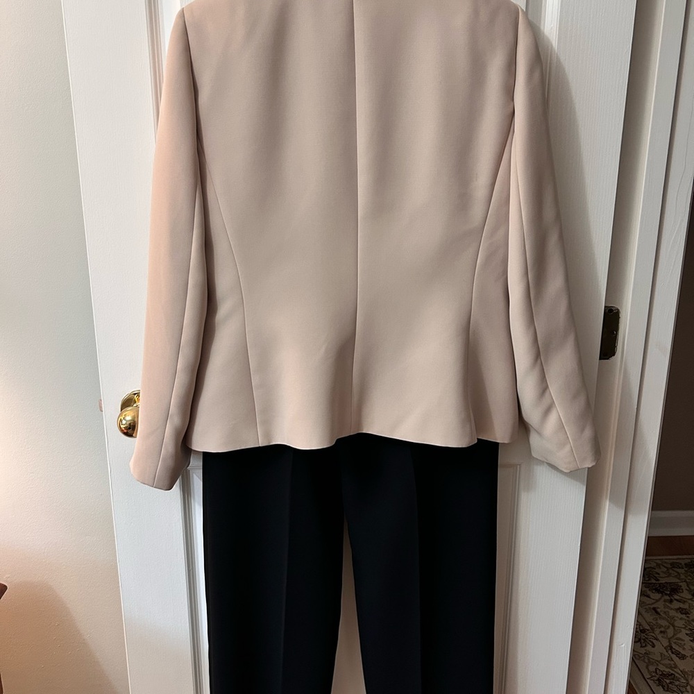 TAHARI women’s three piece suit in beige and black. - Picture 11 of 14